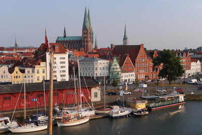 Marienkirche in Lübeck mit Trave und Segelbooten