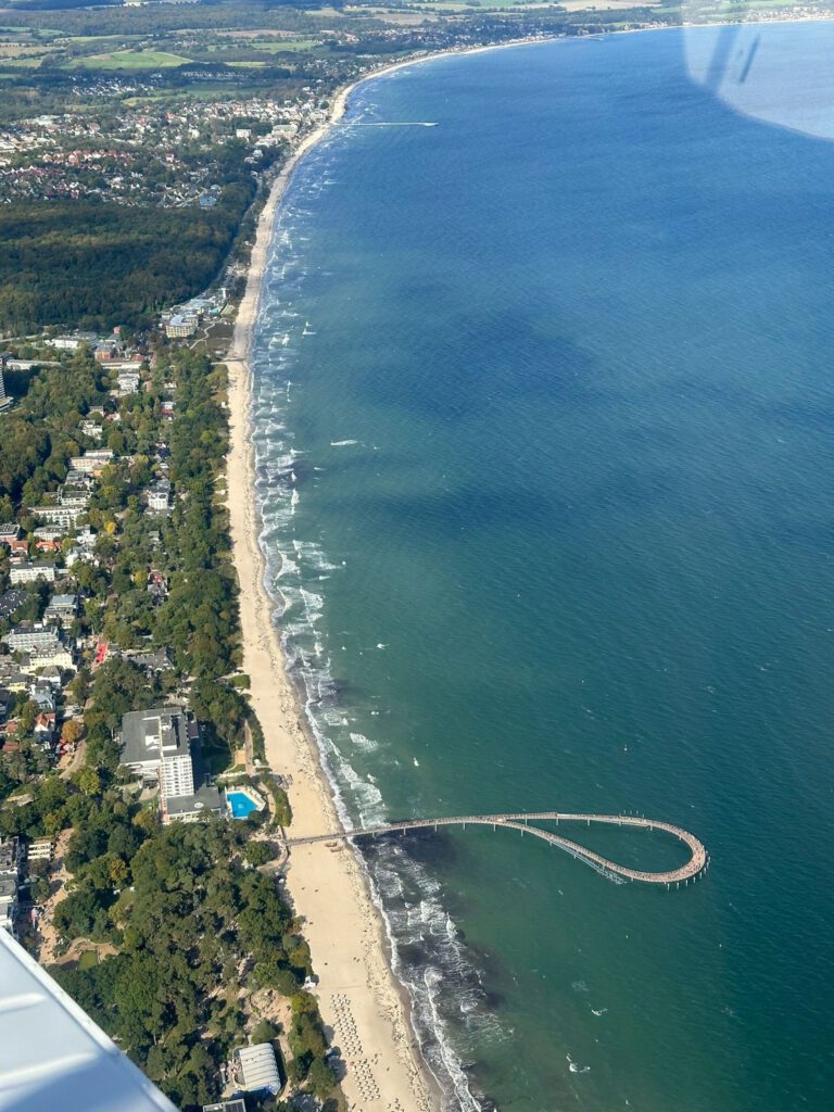 Die neu eröffnete Seebrücke in Timmendorfer Strand aus der Luft während eine Rundfluges fotografiert.