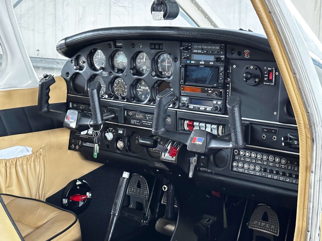 Cockpit eines Schulungsflugzeuges der Flugschule in Lübeck - Typ Piper PA28.