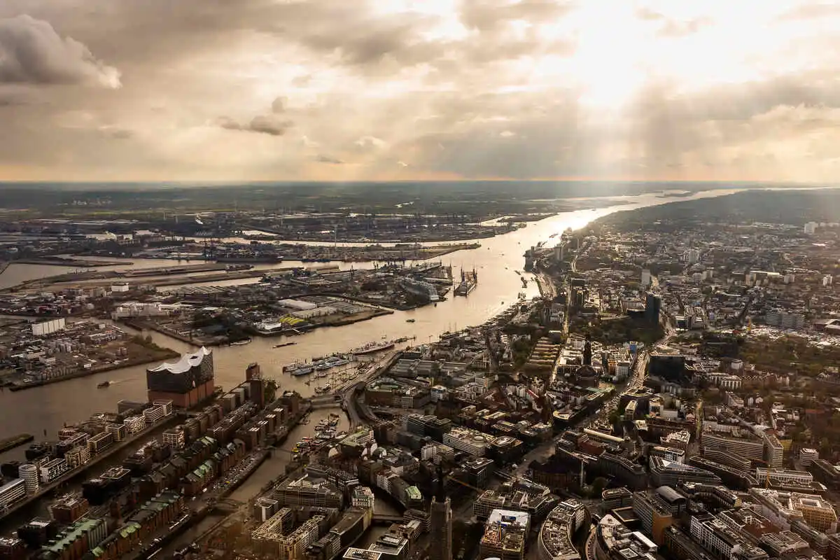 Rundflug Hamburg mit Blick auf den Hafen, die Elbe und Schiffe bei bewölktem Himmel aus der Vogelperspektive