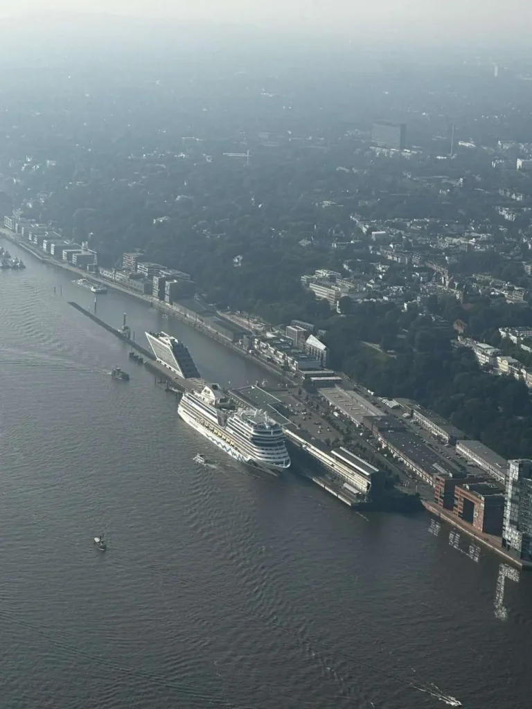 Rundflug-Hamburg-mit-AIDA-Kreuzfahrtschiff
