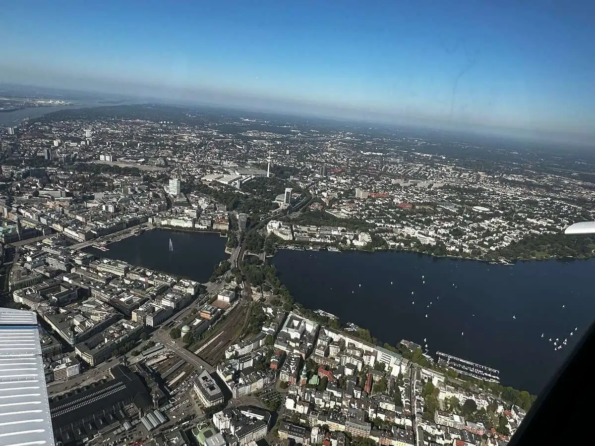Rundflug-Hamburg-mit-Alster-und-Elbe