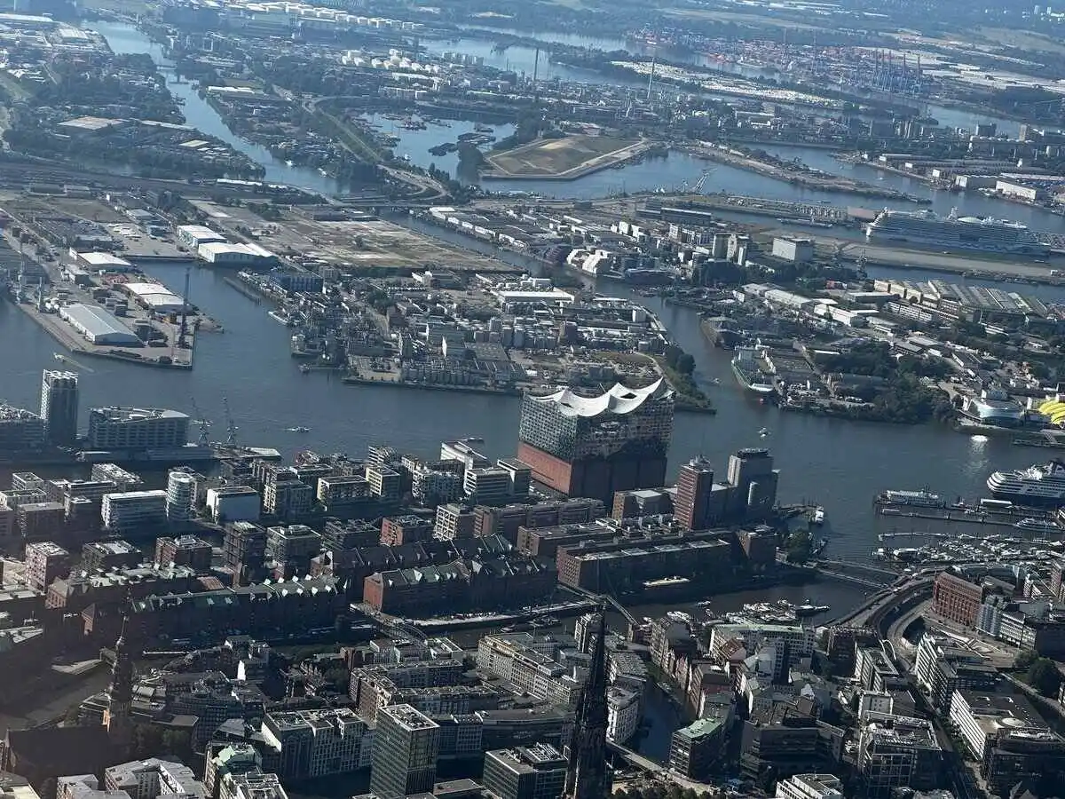 Rundflug-Hamburg-mit-Elbphilharmonie